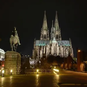 Apartment 50 Qm Zentral In Domnaehe, Cologne